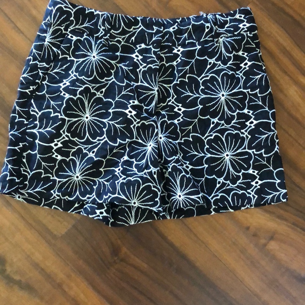New Chelsea & Theodore Black White Stitched Floral Pattern Dressy Midi Shorts